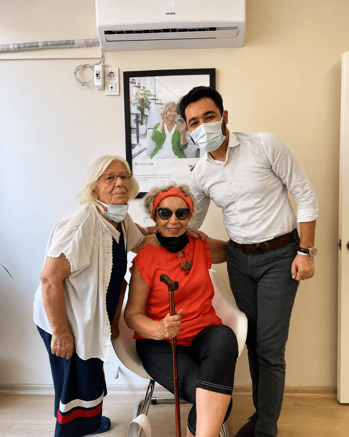 Klinikte işitme testi sonucunu danışanlarıyla inceleyen uzman
