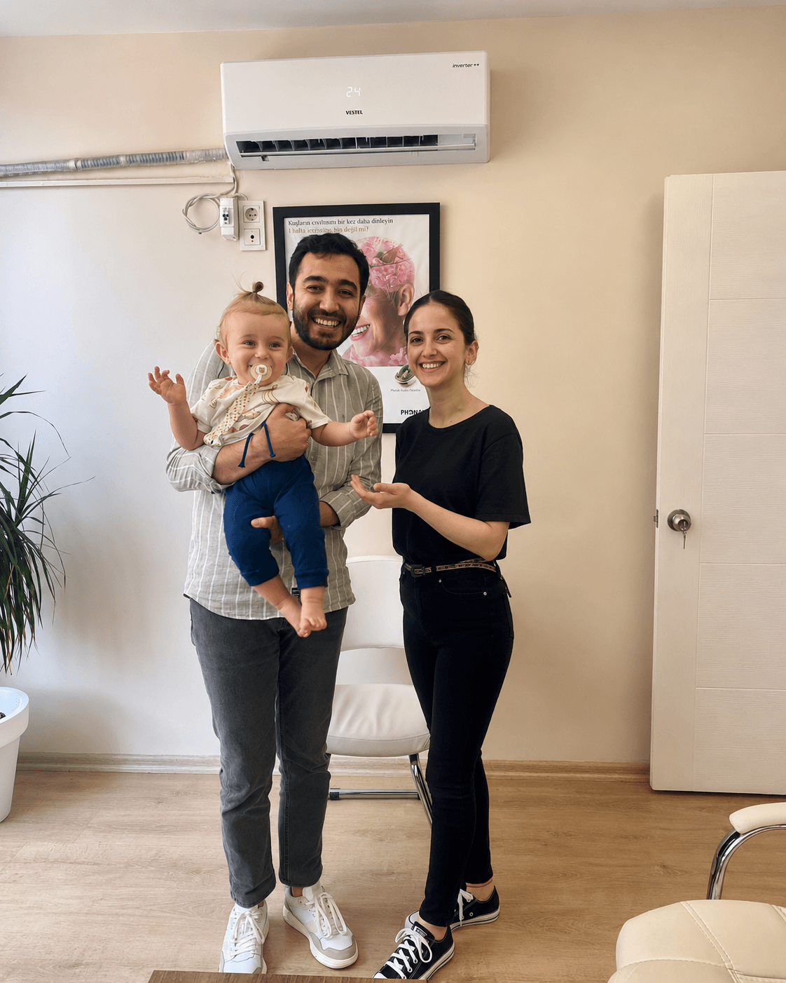 Danışanlarıyla görüşen işitme uzmanı