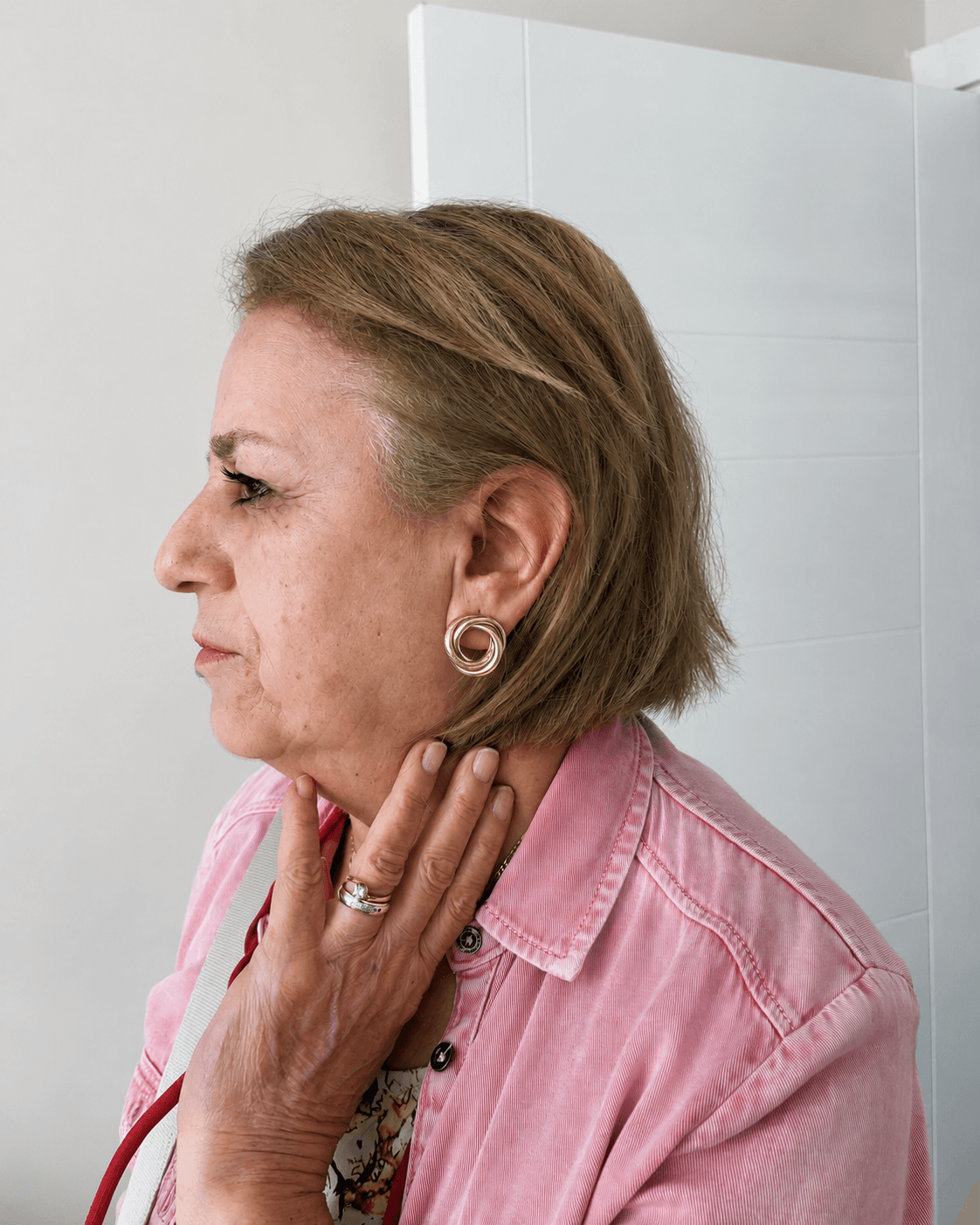Klinikte danışanına işitme çözümünü anlatan uzman
